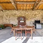 Du Chateau Des Fours 펜션