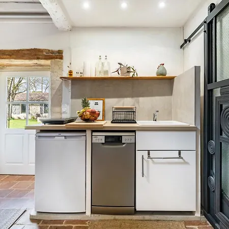 Du Chateau Des Fours 펜션 *